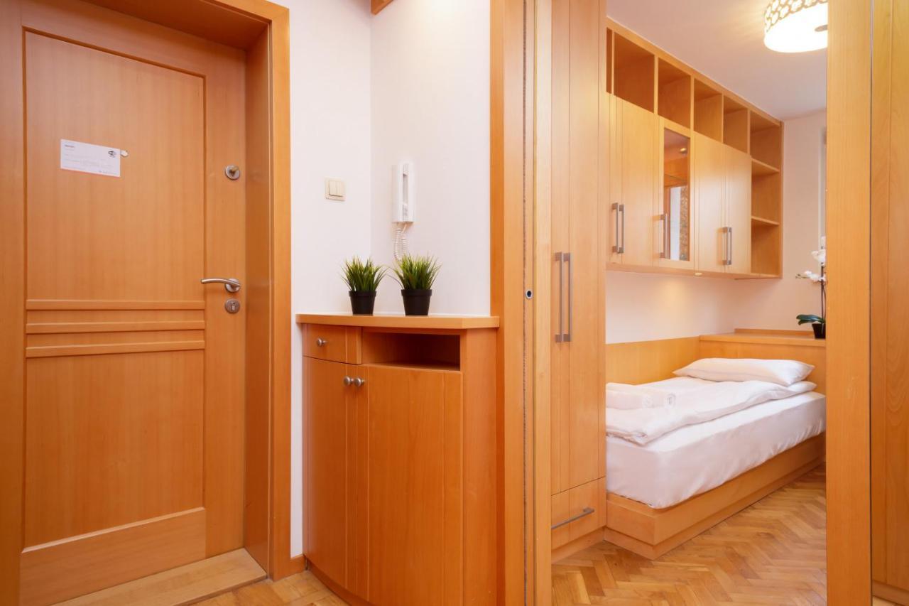 Two-Bedroom Family Apartment Esperanto Next To Klif By Noclegi Renters Warszawa Eksteriør billede