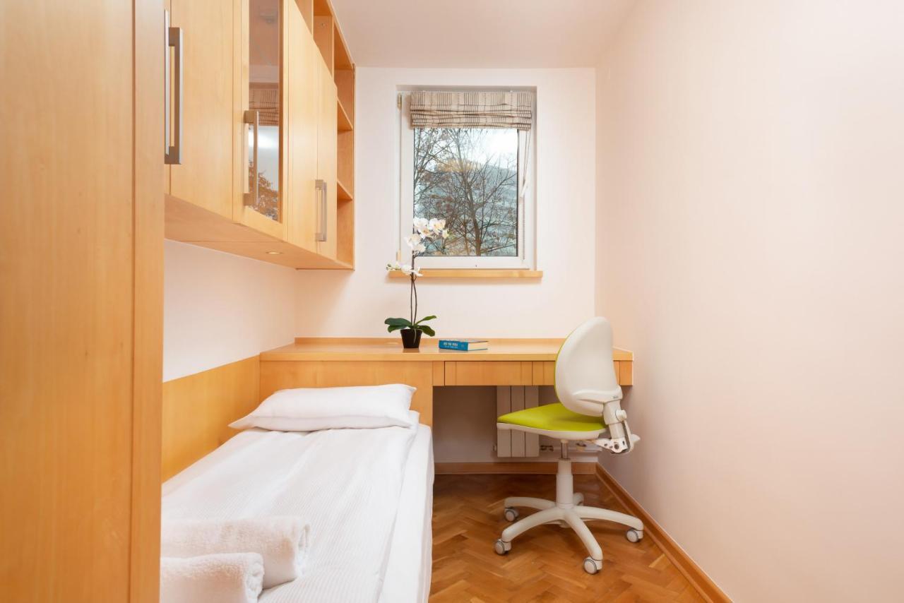 Two-Bedroom Family Apartment Esperanto Next To Klif By Noclegi Renters Warszawa Eksteriør billede