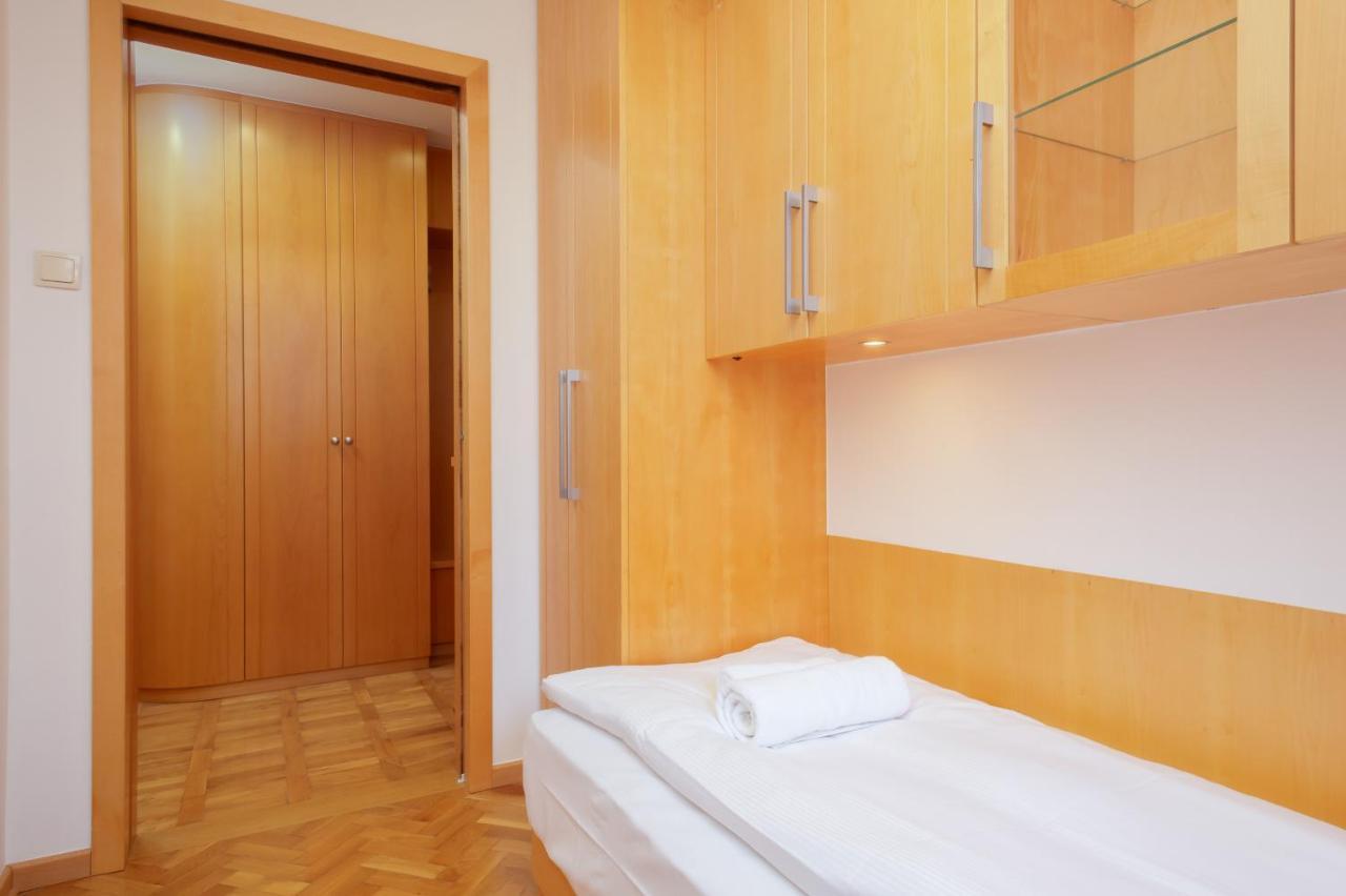 Two-Bedroom Family Apartment Esperanto Next To Klif By Noclegi Renters Warszawa Eksteriør billede